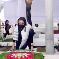 Tribute to the portrait of Bangabandhu on National Mourning Day.