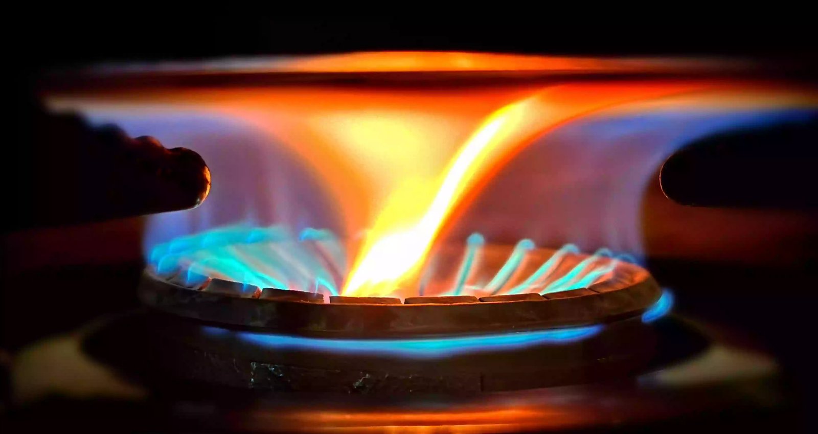 Gas crisis, soaring prices cast shadow over Ramadan preparations in Dhaka