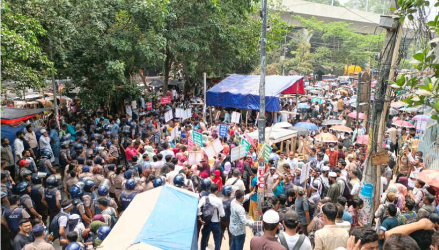 Recommended primary teacher candidates stage protest at Shahbagh