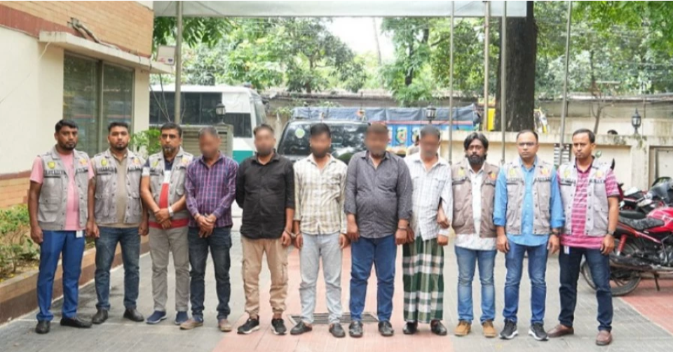 5 inter-district robbers held in Jatrabari with firearms, explosives