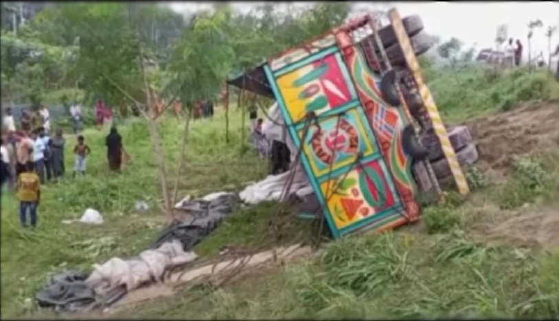 15 killed, 6 injured as truck overturns in Tangail