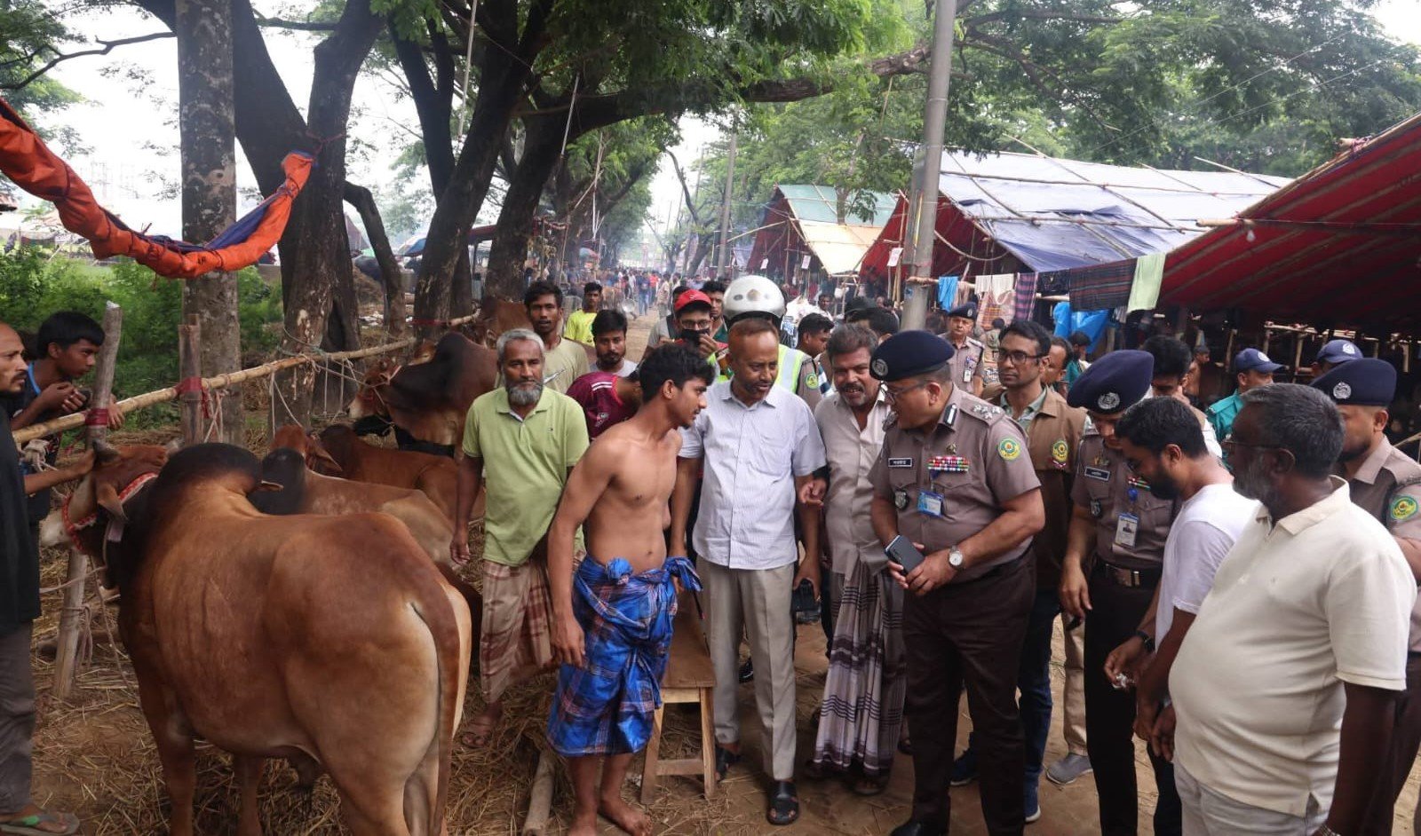 CMP Chief assures maximum security at cattle markets: visits Bibirhat & Moijjartek haat