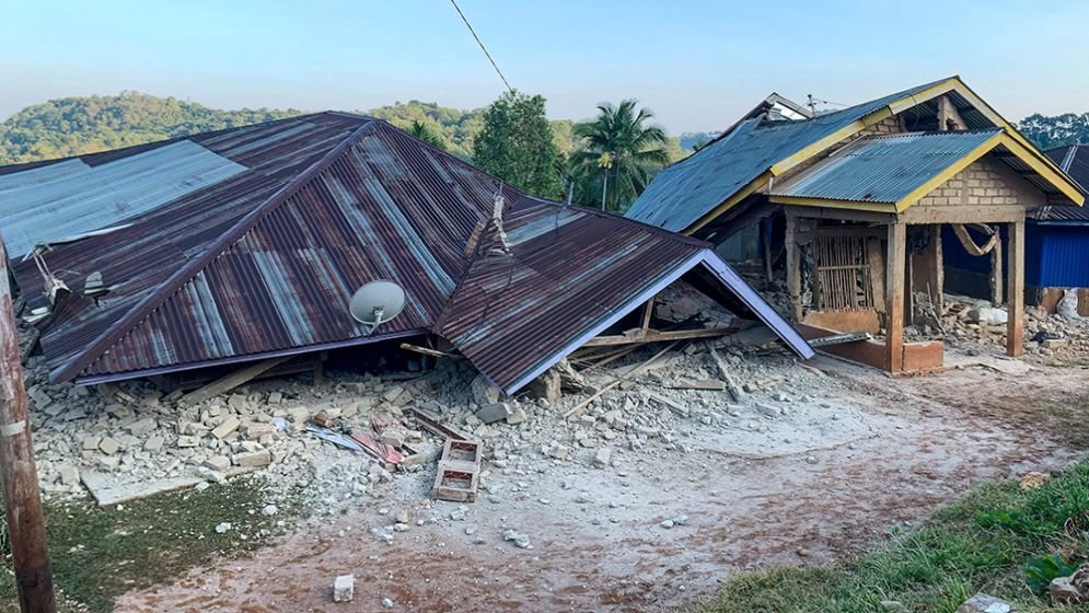 Strong 7.7-Magnitude Quake Hits Off Indonesia, Tsunami Warning