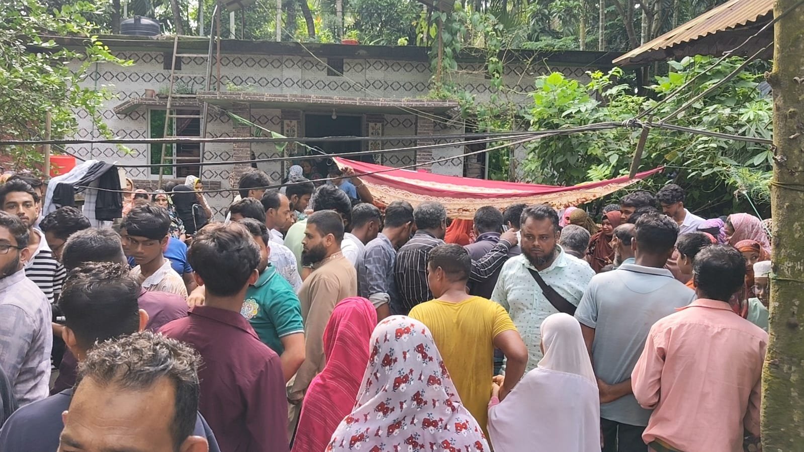 Three of a family drown   in Lakshmipur pond