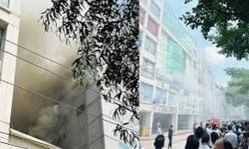 Fire breaks out at Apex Dhanmondi outlet