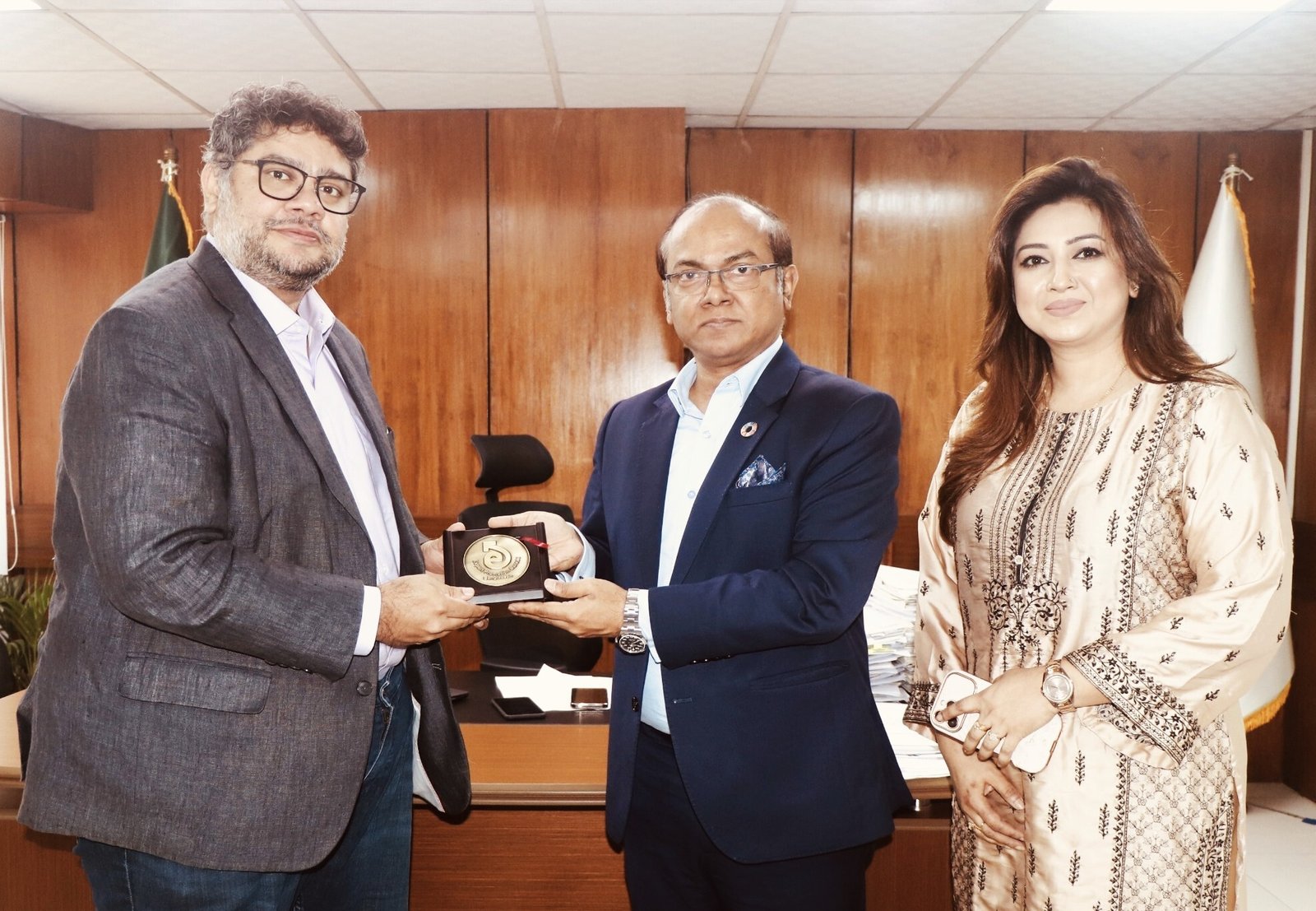 Messe Frankfurt team calls on EPB VC in Dhaka 