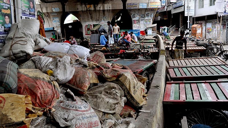 Garbage dumping rampant  below Mayor Hanif Flyover