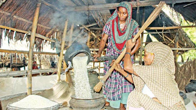 Muri Gram’s men, women busy in making puffed rice