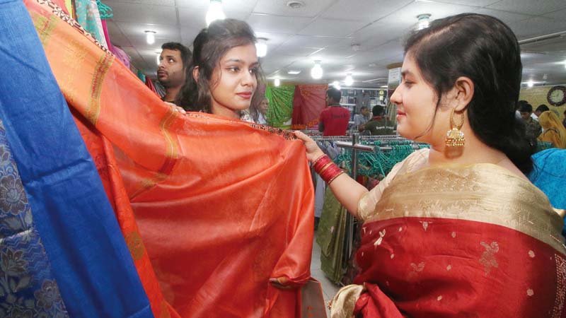 Eid shoppers rush to silk shops, showrooms in Rajshahi