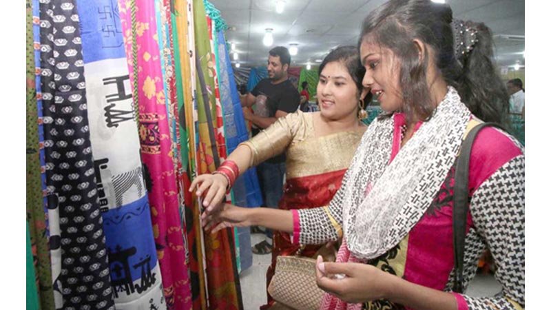 Last moment Eid shopping gets peak in Rajshahi city
