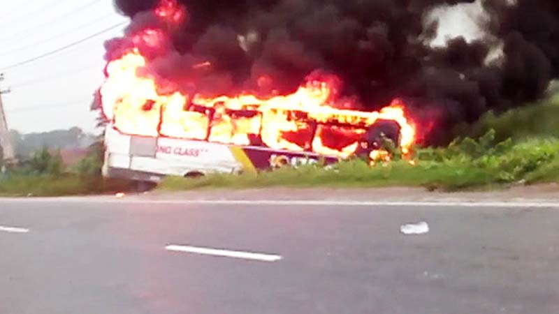 AC bus catches fire in Manikganj