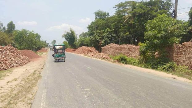 Traders encroach Ctg-Cox’s Bazar highway 