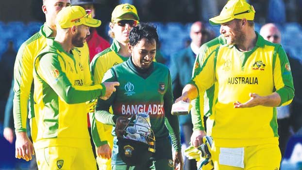 Aussies step closer to semi-finals