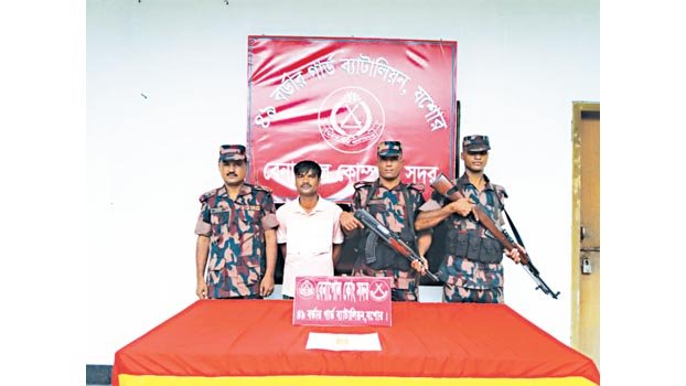 Smuggler held with 1 kg gold  in Benapole 