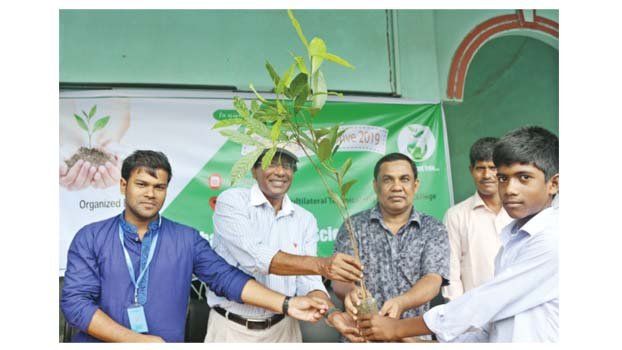 RU Science Club distributes saplings among students