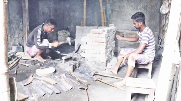 Chuadanga blacksmiths pass busy time before Eid