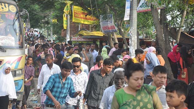 Holiday makers start  returning Ctg city