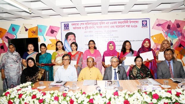 DU students receive Bangamata memorial prize