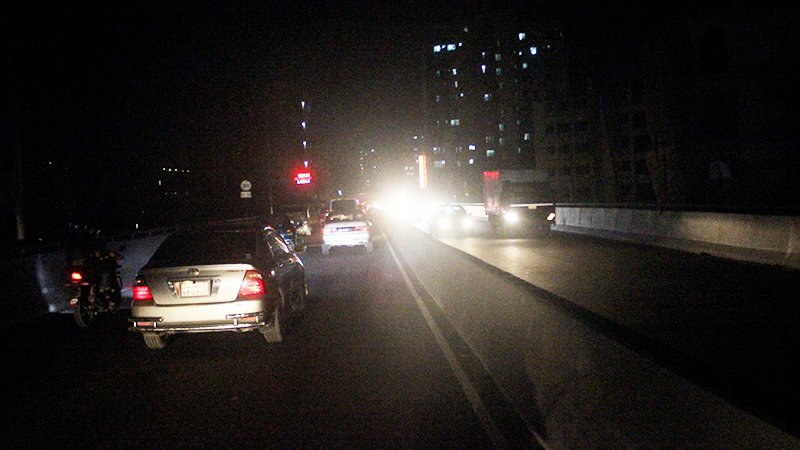 Darkness-covered flyovers turn risky at night 