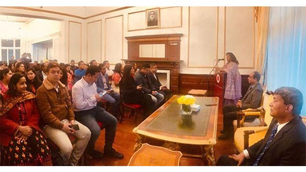 Saida Muna exchanges views with Bangladeshi students in London