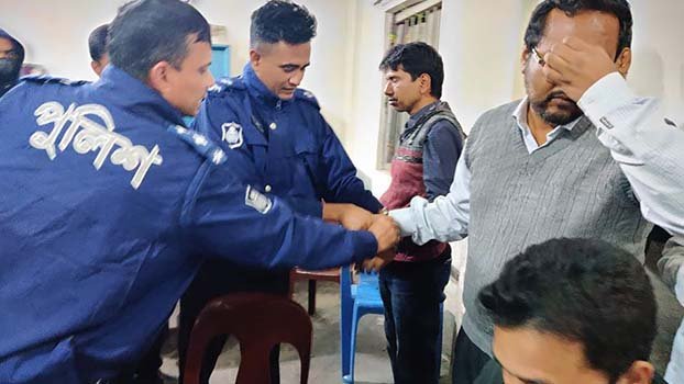 Four gamblers with cash money arrested in Sunamganj