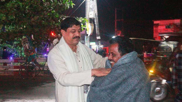 Cox’s Bazaar mayor distributes blankets among cold-hit people at night