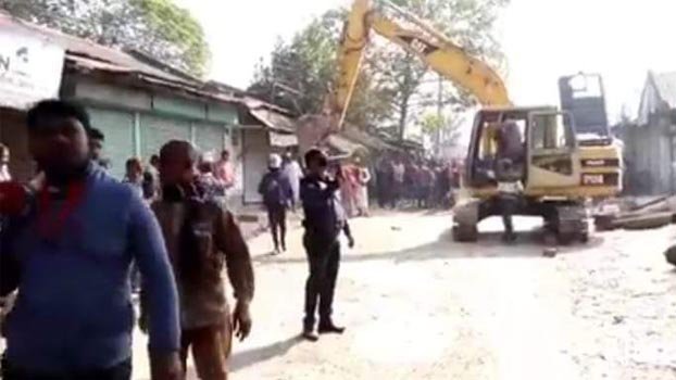 Illegal structures built on Railway land demolished 