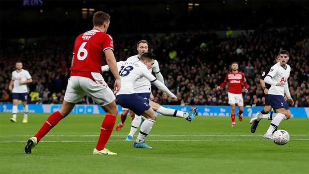 Spurs reach FA Cup fourth round, Newcastle cruise