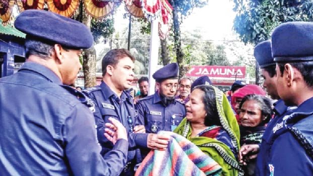 Chuadanga SP distributes blankets among cold-hit people