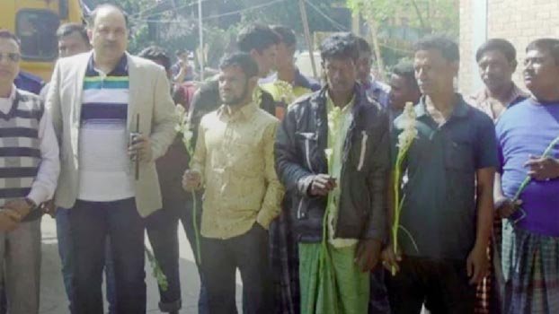 15 smugglers surrender in Satkhira to return to normal life