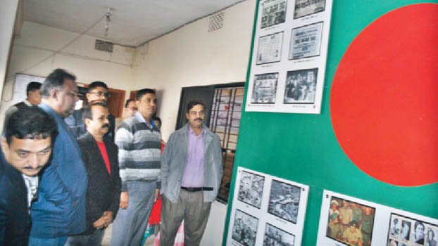 Visitors throng Jhenidah Press Club to witness Muktijuddho Corner