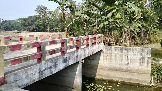 No use of unplanned bridge in Pakundia
