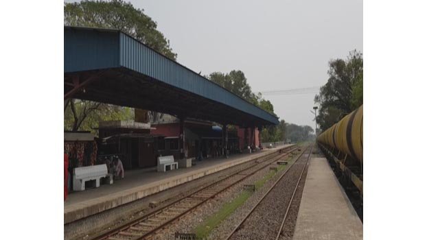Manpower shortage hampers services  at Mobarakganj railway station