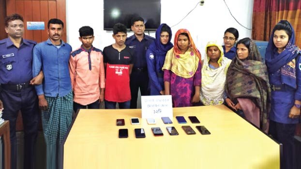 6 members of thieves’ gang held with  cellular phone sets