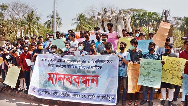 Students boycott classes in public universities	