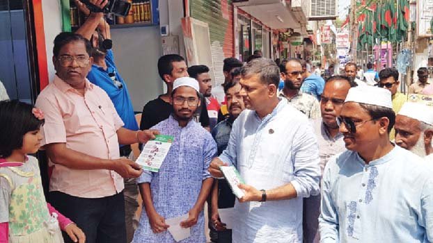MP Shikhor   distributes leaflet