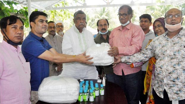 Mosharraf hands over  PPE to Faridpur journos