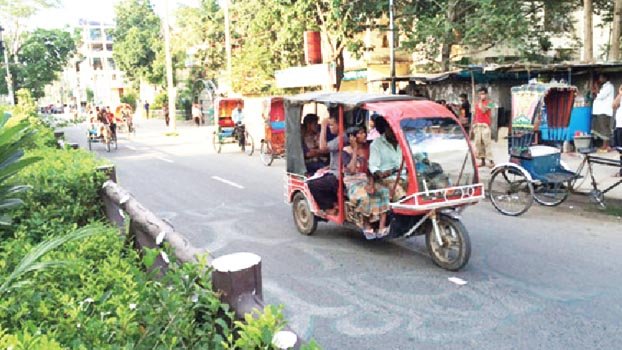 Movement of crowd, vehicles turning normal in Rajshahi city 