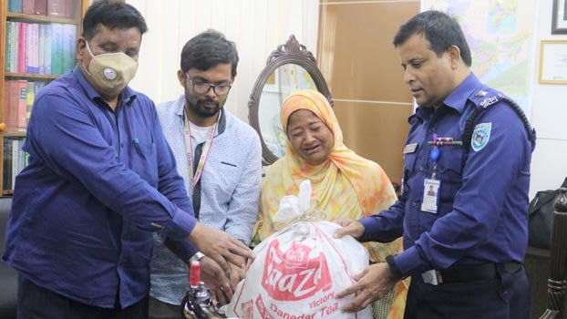 SP donates sewing-machine, food to starving woman