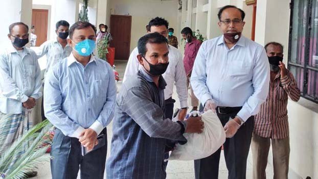 Hawkers receive food items