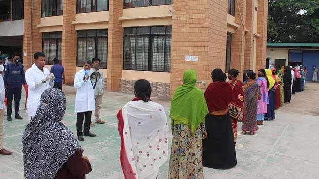 Food distributed maintaining social distance