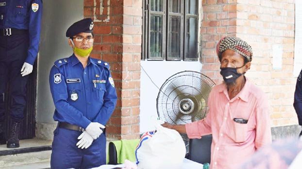 Rly police distribute food