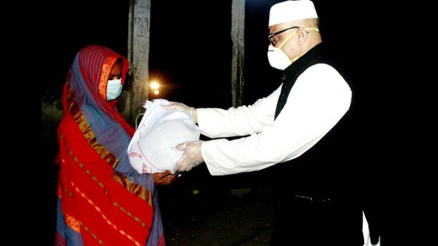 Info minister gives low-income people food