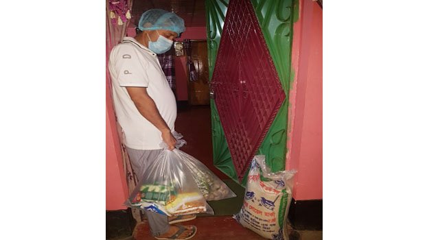 Councilor delivers food items to expatriates’ houses at night
