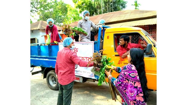 Thakurgaon BCL leaders stand by poor people with vegetables