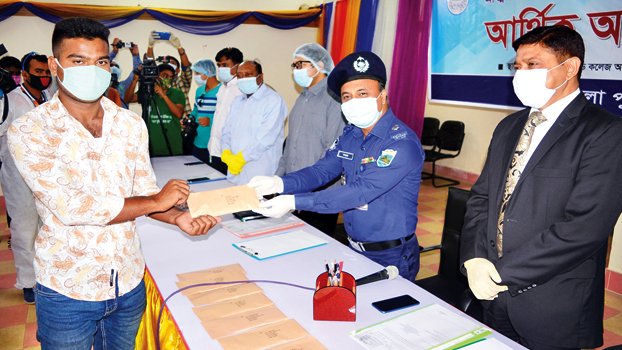 15 surrendered extremists receive financial grants