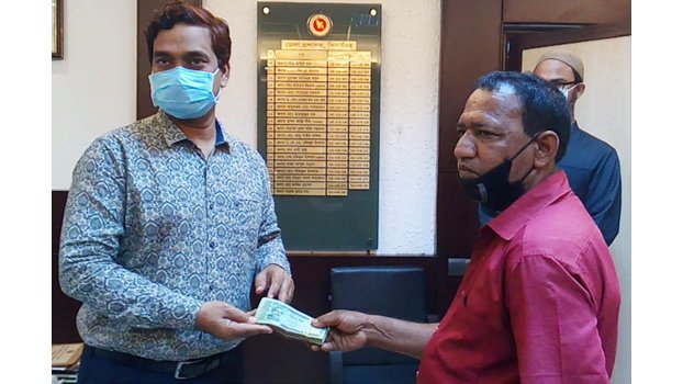 Three-wheeler driver donates savings to DC’s fund