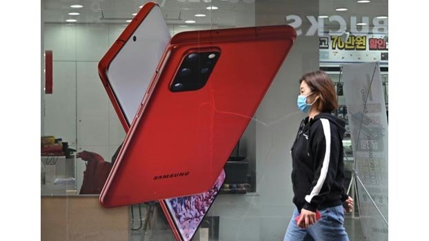 Samsung Electronics profit slips on virus, more falls forecast