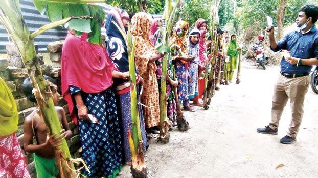 Banana plants, veg seeds  distributed among women