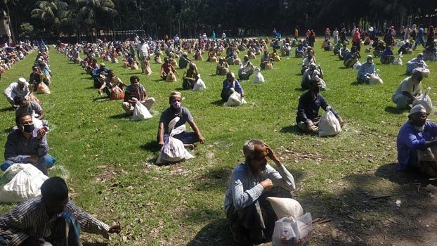 Bhedarganj mayor distributes relief from personal fund